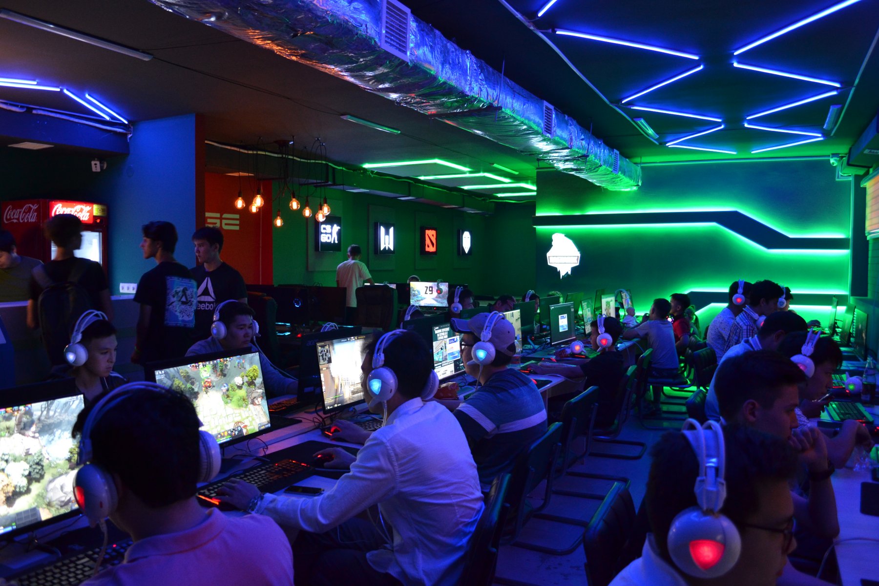 Живой игровой зал CORE Arena с десятками компьютеров